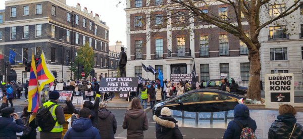 2022年12月10日,国际人权日,英国伦敦中国大使馆前的抗议人群。