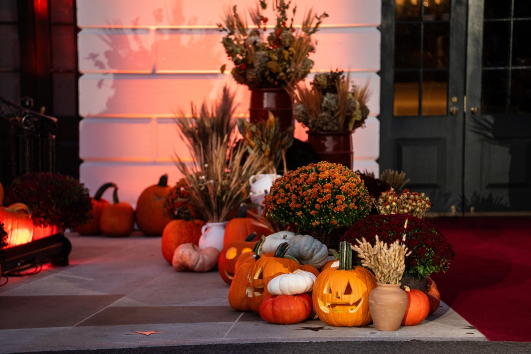 2025年10月30日,美国总统川普与第一夫人梅拉尼娅‧川普(Melania Trump)在白宫庆祝万圣节。(Madalina Kilroy/大纪元)