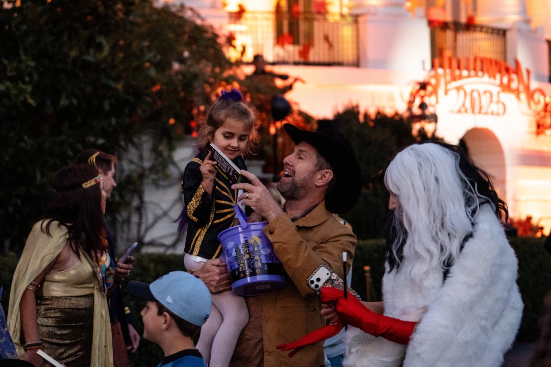 2025年10月30日,美国总统川普与第一夫人梅拉尼娅‧川普(Melania Trump)在白宫庆祝万圣节。(Madalina Kilroy/大纪元)