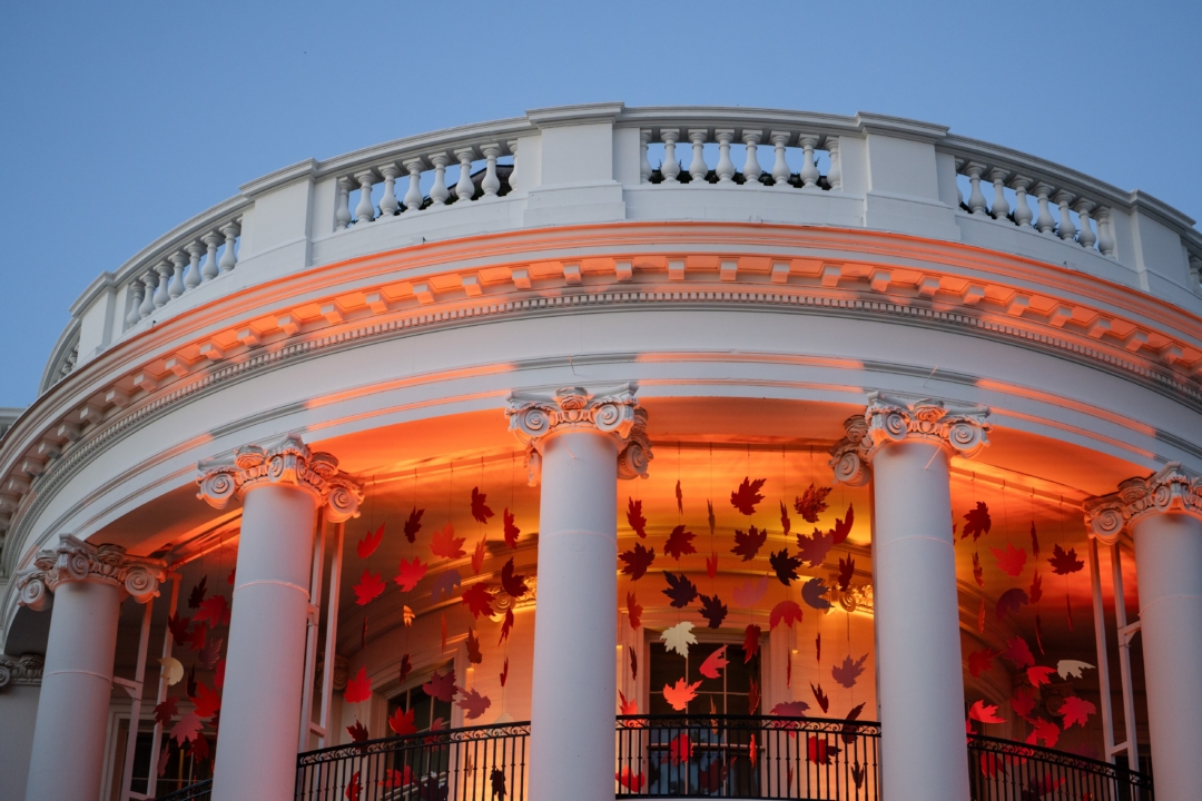 2025年10月30日,美国总统川普与第一夫人梅拉尼娅‧川普(Melania Trump)在白宫庆祝万圣节。(Madalina Kilroy/大纪元)