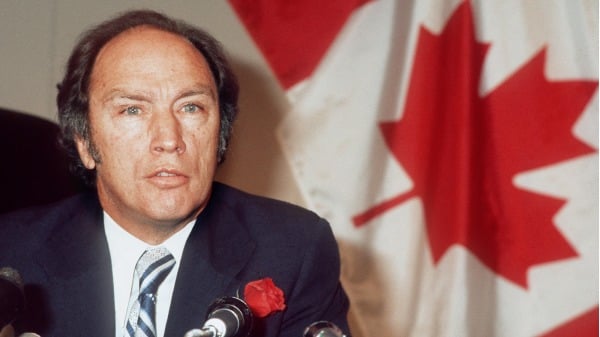 1974年10月23日,加拿大總理皮耶·艾利奧特·特魯多在巴黎在加拿大國旗前向媒體發表演說。這位風度翩翩的加拿大前總理於2000年9月28日在蒙特特尔的家中去世,享年80歲。(圖片來源:-/AFP via Getty Images)