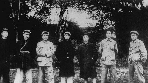1931年11月中共苏区中央局委员合影,依次为顾作霖、任弼时、朱德、邓发、项英、毛泽东、王稼祥。