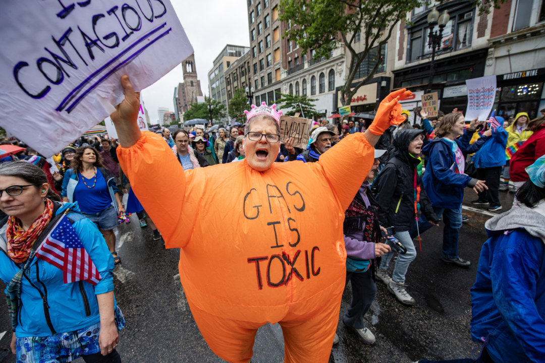 2025年6月14日,美国麻州波士顿举行的“无王日君主”(No Kings)游行。 (JOSEPH PREZIOSO/AFP via Getty Images)
