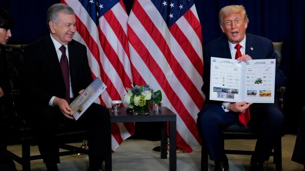 2025年9月23日:在联合国总部举行的第80届联合国大会(UNGA)期间,美国总统川普(Donald Trump,右)在与乌兹别克斯坦总统沙夫卡特·米尔济约耶夫(Shavkat Mirziyoyev)举行双边会晤