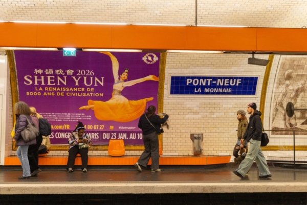 世界第一秀——神韵艺术团2026年欧洲巡演将于12月18日在法国隆重揭幕。图为巴黎地铁站台上的神韵广告。(傅洁/大纪元)