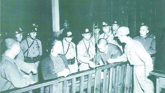 吴石正低头写遗书。