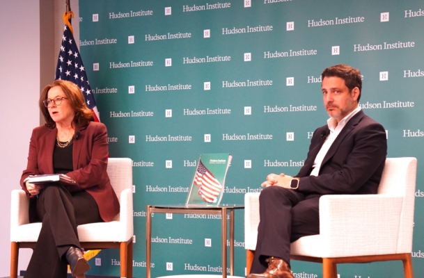 2025年11月13日,美国国家地理空间情报局(NGA)的前首席技术官(CTO)和能力副主任、前高级情报官员安东尼·文奇(Anthony Vinci)博士(右)在华府智库哈德逊研究所上介绍其新书《第四次情报革命:间谍活动的未来与拯救美国之战》的活动现场。(李辰/大纪元)