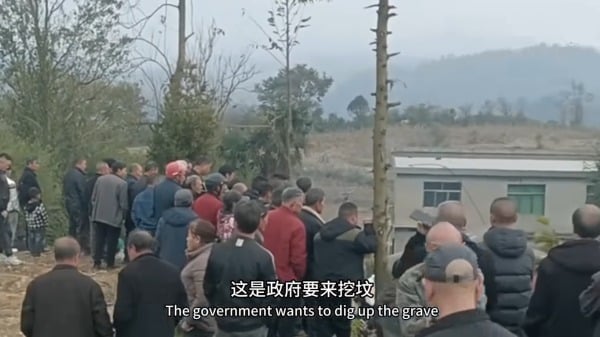 11月22日,贵州省斌阳市爆发村民示威事件,反对当地政府推行的强制火葬政策。