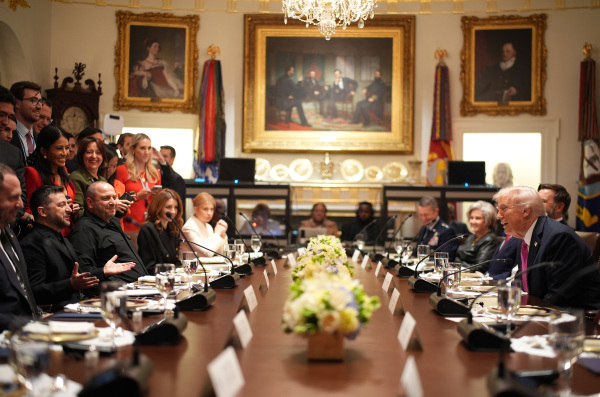 2025年10月17日:美国总统唐纳德?川普(右)与乌克兰总统弗拉基米尔?泽连斯基(左)在白宫午餐会晤期间交谈。