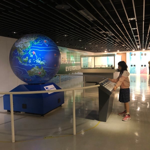 台北长荣海事博物馆,卫星气象仪上面每个绿色小点都代表一艘长荣货柜船目前的位置。