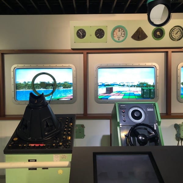 台北长荣海事博物馆模拟货柜船驾驶台的观景窗,萤幕以电脑动画呈现船驶入高雄港货柜码头。