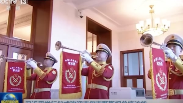 十几年来,只要是有彭丽媛陪同的国事访问,军乐团的行进演奏服都是红衣白裤