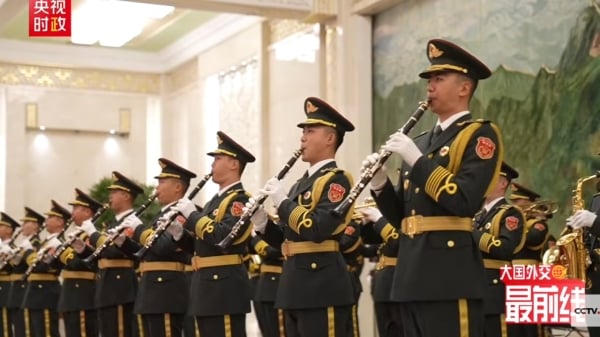 军乐团的礼号手,他们的礼服是军绿色的