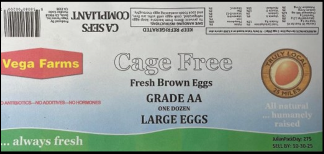 加州公共卫生部公布的Vega Farms鸡蛋召回标签照片。当局提醒民众留意处理商代码2136,及12月22日前的售卖日期。(加州公共卫生部提供)