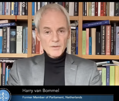 2025年12月9日,前荷兰国会议员冯博默尔(Harry van Bommel)参加反对活摘器官医生组织(DAFOH)举行的国际研讨会。图为冯博默尔在发言中。(DAFOH视频截图)