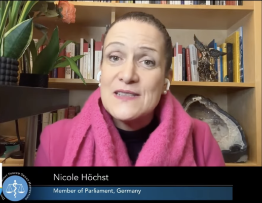 2025年12月9日,德国国会议员妮可·霍克斯特(Nicole H?chst)参加反对活摘器官医生组织(DAFOH)举行的国际研讨会。图为妮可·霍克斯特在发言中。(DAFOH视频截图)