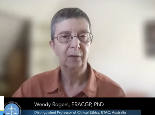 2025年12月9日,澳大利亚全科医学学院院士、澳大利亚麦考瑞大学临床伦理学教授、终止中国移植滥用国际联盟( ETAC) 国际咨询委员会主席温迪·罗杰斯(Wendy Rogers)参加反对活摘器官医生组织(DAFOH)举行的 国际研讨会。图为温迪·罗杰斯在发言中。(DAFOH视频截图)