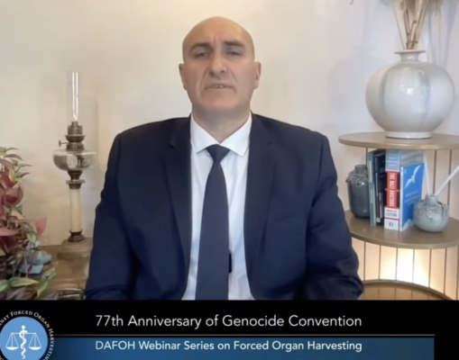 2025年12月9日,反对活摘器官医生组织欧洲部副主任哈罗德·金(Harold King)参加反对活摘器官医生组织(DAFOH)举行的国际研讨会。图为哈罗德·金在发言中。(DAFOH视频截图)