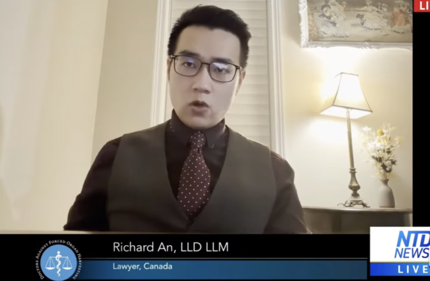 2025年12月9日,加拿大和美国纽约的持牌执业律师理查德·安(Richard An)参加反对活摘器官医生组织(DAFOH)举行的国际研讨会。图为理查德·安在发言中。(DAFOH视频截图)