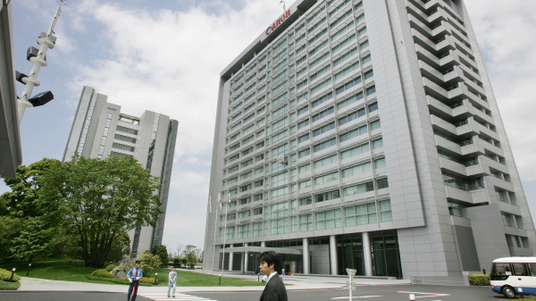 2005年5月19日,日本相机巨头佳能位于东京的总部大楼及其附属建筑(左)。