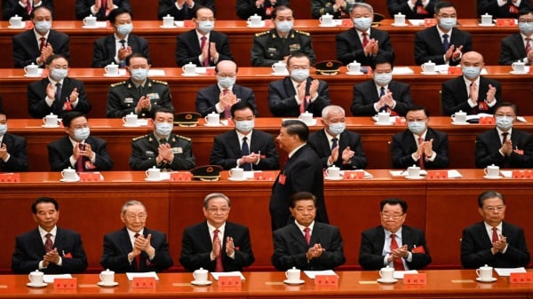 2022年10月16日,中共党魁习近平(中)在北京人民大会堂举行的中国共产党第二十次代表大会开幕式上走在代表中间。(图片来源:NOEL CELIS/AFP via Getty Images)