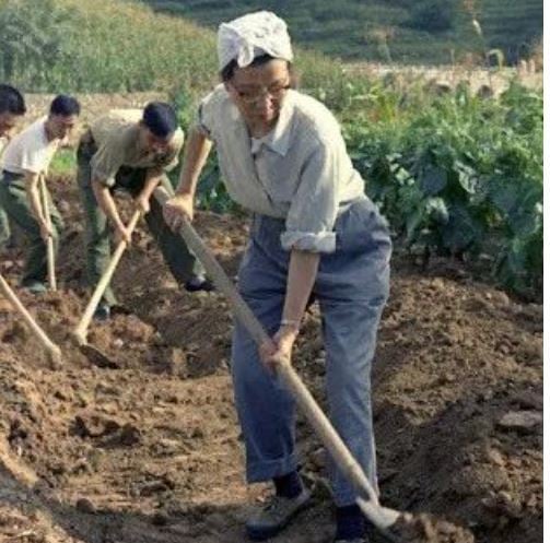 江青在大寨的摆拍