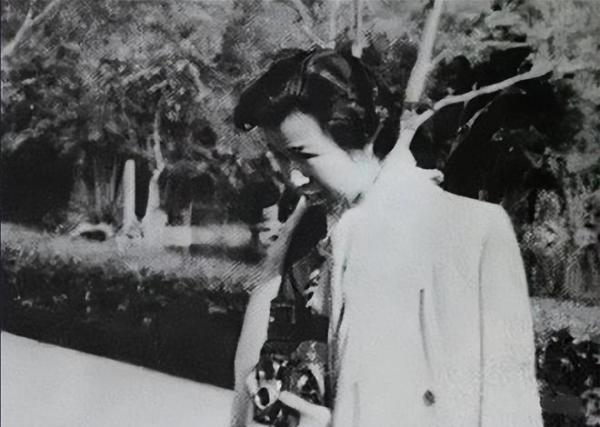 江青1971年在景山公园