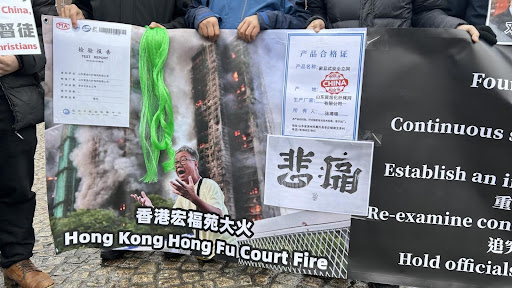 活动现场展示的海报与棚网检测报告。(活动义工江培坤提供)