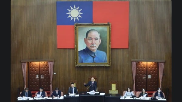 停砍公教年金相关条文修正草案三读通过,公务人员退休资遣抚恤法相关条文修正草案12日下午迳付立法院会三读,立法院长韩国瑜(右4)敲槌宣布三读通过。