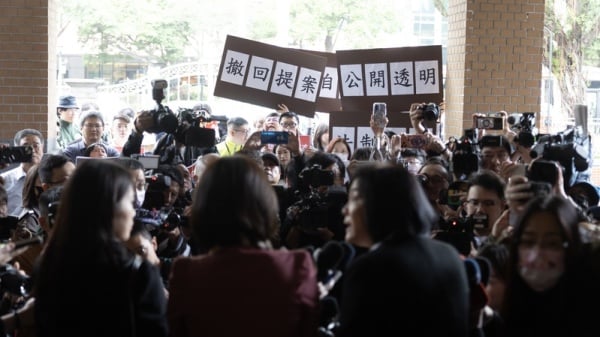 国民党立委陈玉珍(前右2,背对者)日前提出助理费除罪化修法,引发讨论,民众与助理反对声浪持续升高。