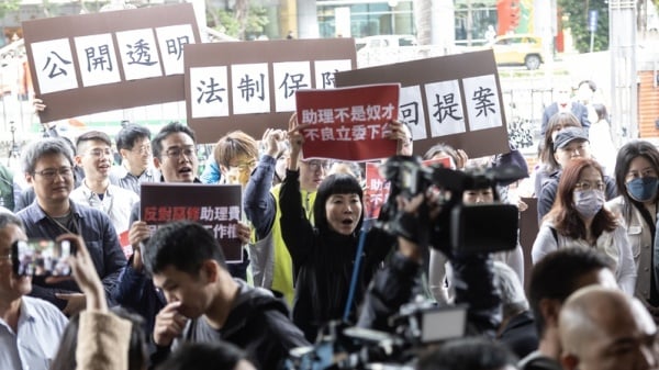 国民党立委陈玉珍提出助理费除罪化修法,引发讨 论。立法院国会助理工会12日上午号召国会助理,在 立法院大门口举牌发表诉求、捍卫工作权益。