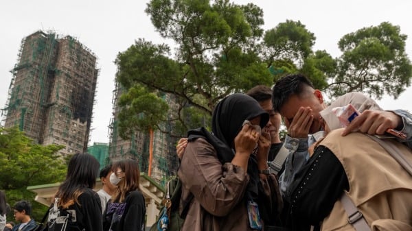 2025年11月30日,在香港大埔区王福苑发生严重大火后,人们在附近公园表达哀悼之情。(图片来源:Anthony Kwan/Getty Images)