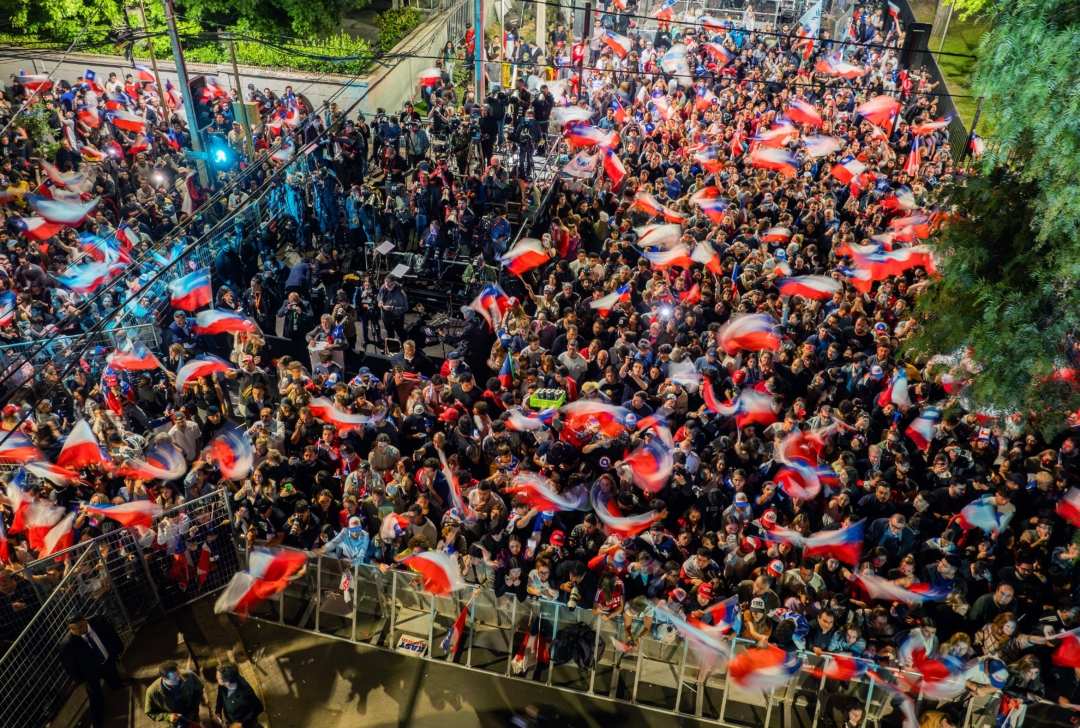 2025年12月14日,智利共和党总统候选人卡斯特(Jose Antonio Kast)在圣地牙哥发表胜选演说,图为现场支持者欢呼的空拍画面。 (Eitan ABRAMOVICH / AFP via Getty Images)