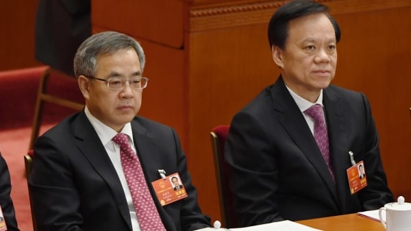 图为中共中央政治局常委、国务院副总理胡春华(左)及十八届中央委员、重庆市委书记陈敏尔出席在北京人民大会堂举行的全国人民代表大会闭幕会议。(图片来源:GREG BAKER/AFP via Getty Images)