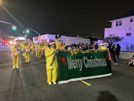 法轮大法腰鼓队参加长岛长滩圣诞点灯游行,向当地民众祝贺圣诞,带去喜庆和祝福。