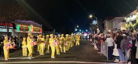 法轮大法腰鼓队参加长岛长滩圣诞点灯游行,向当地民众祝贺圣诞,带去喜庆和祝福。