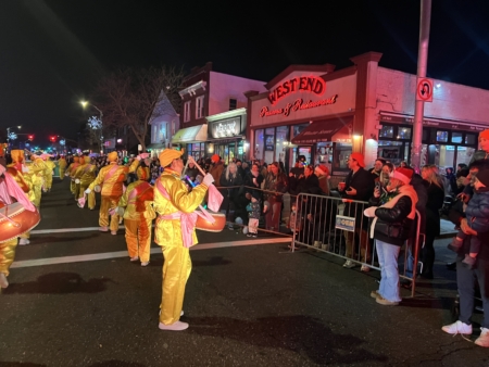 法轮大法腰鼓队参加长岛长滩圣诞点灯游行,赢得满场喝采。