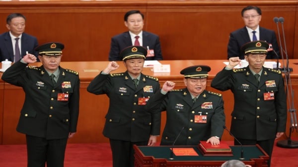 图为2023年3月11日,中共军委副主席张又侠(前)在全国人民代表大会第四次全体会议开幕式上与就任的军委一起宣誓。(图片来源:Lintao Zhang/Getty Images)