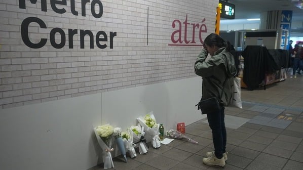 19日晚间,北捷台北车站、中山站周边发生投掷烟雾弹、嫌犯张文持刀随机伤人案。案发地台北车站M8出口附近,20日有民众在放置鲜花处哀悼落泪。(图片来源:中央社)