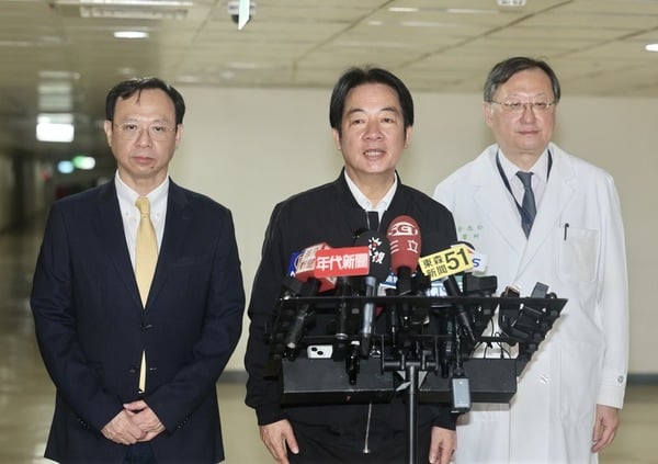 总统赖清德(中)今天上午前往台大医院慰问伤者与家属。(图片来源:中央社)