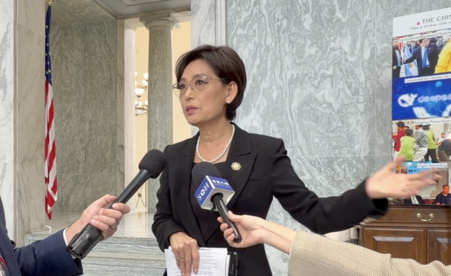 ��ӳ����Ա���ֳ�����ý��ɷá�(Ӣ��NTDͼƬ)