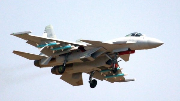 共军东部战区宣布,29日开始在台湾周边进行“正义使命-2025”演习。图为共机歼-15。(图片来源:中央社)