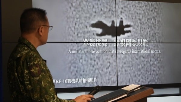 针对“正义使命-2025”演习,国防部发言人孙立方29日下午在记者会上回应媒体提问并播放影片说明。(图片来源:中央社)