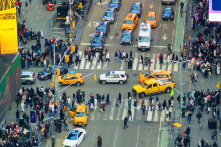 纽约市警局宣布,12月31日时代广场跨年将出动直升机与无人机全天候巡航,监控活动现场状况。