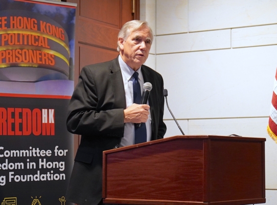 2025��9��10�գ����������������Ա�ܷ�‧Ĭ������Jeff Merkley���ڹ���ɽ��������ⷢ���ݽ�����������Ԫ��