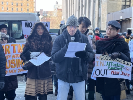 社区代表David Wilkins现场呼吁市府以100%可负担住房取代监狱。