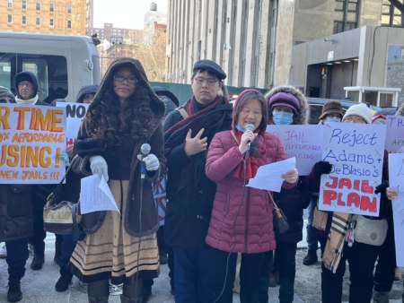 华裔租户代表在现场发言。