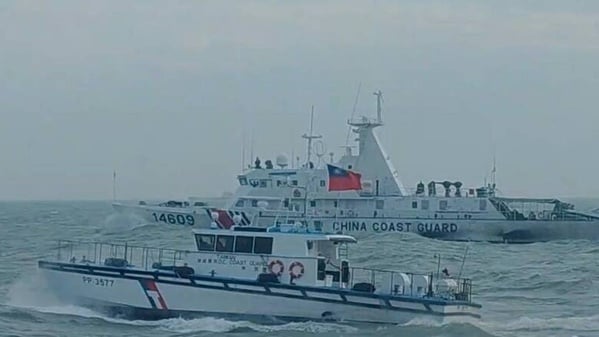 中共对台军演,海巡署采1对1方式并航监控强势驱离,并派遣待命舰艇支援。
