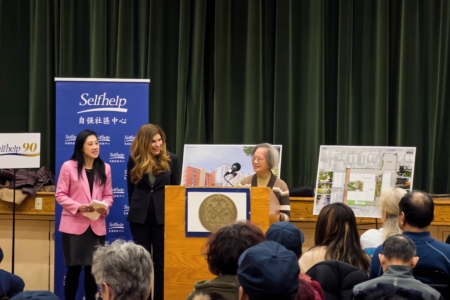 王子街老人中心的长者Gloria(讲台发言者)分享其居住经验。