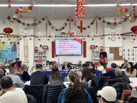 CB11规划与分区小组22日晚开会,通过动议,呼吁临时住宿项目须接受公众审查。州参议员陈学理(图右)、州众议员寇顿及市议员庄文怡(图左)到场声援。